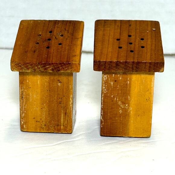 Vintage Ma and Pa Outhouse Salt and Pepper Shakers - Picture 3 of 7